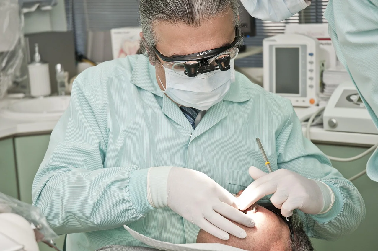 Polish Clinics in the UK: Microscope-Assisted Root Canals and Treatment Costs