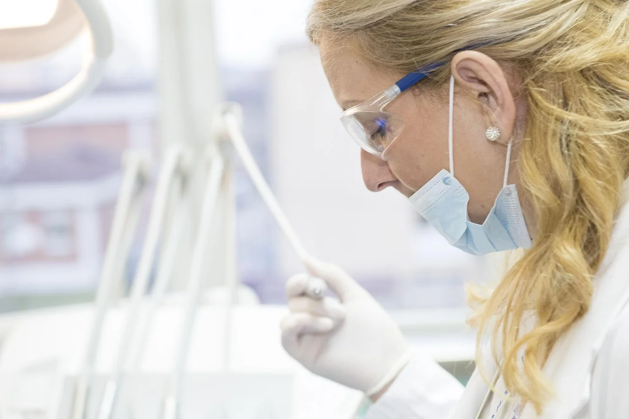 Polish Dentist in the UK: Microscope Root Canals, Whitening and Test Prices